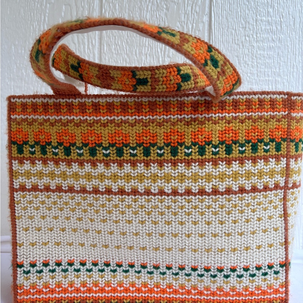 Vintage 70s Knit Tote Bag in Orange and Cream - Picture 4 of 7